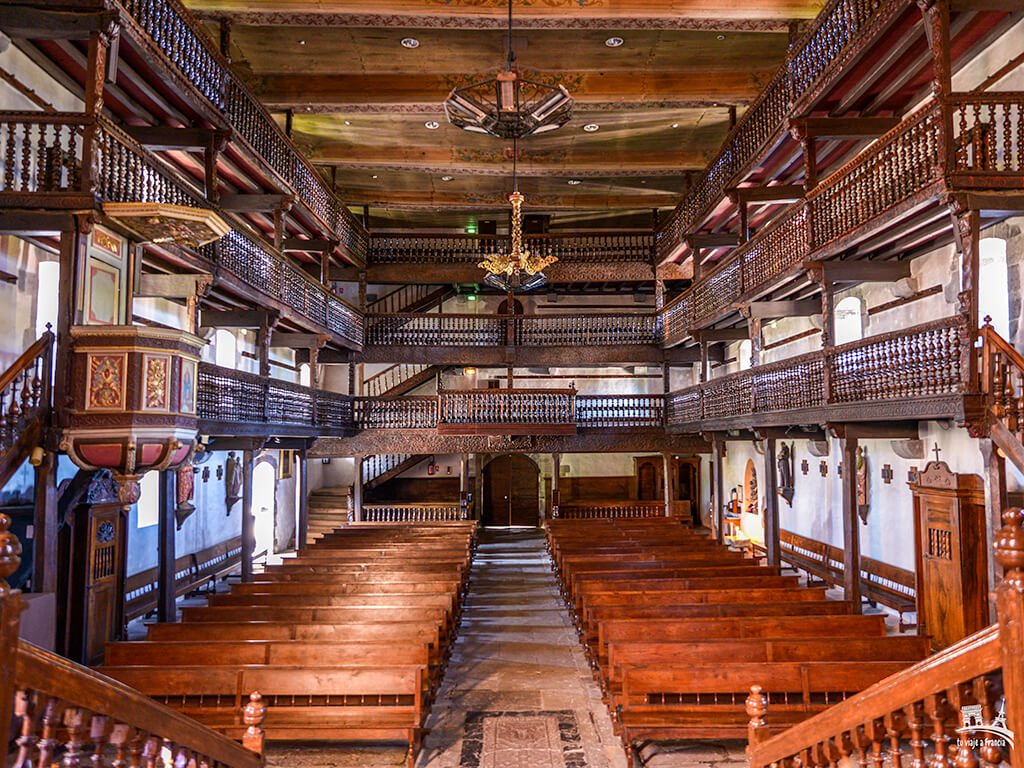 Interior de la Iglesia de San Fructuoso de Itxassou, uno de los pueblos del País Vasco francés