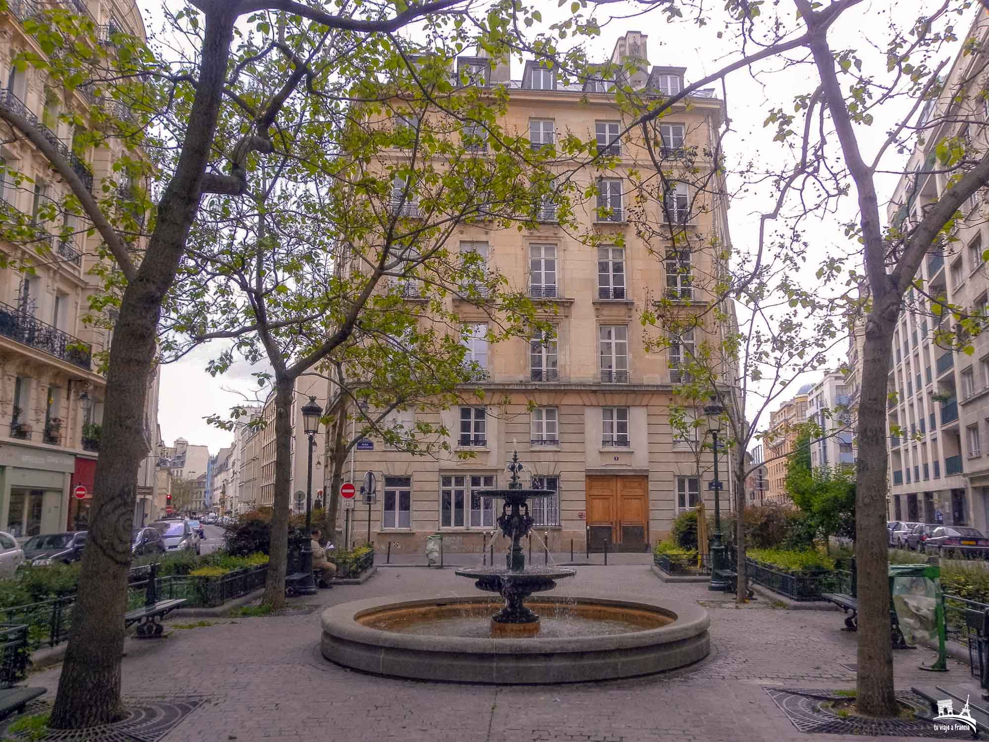 Place de l'Estrapade con la casa de Emily in Paris al fondo, París