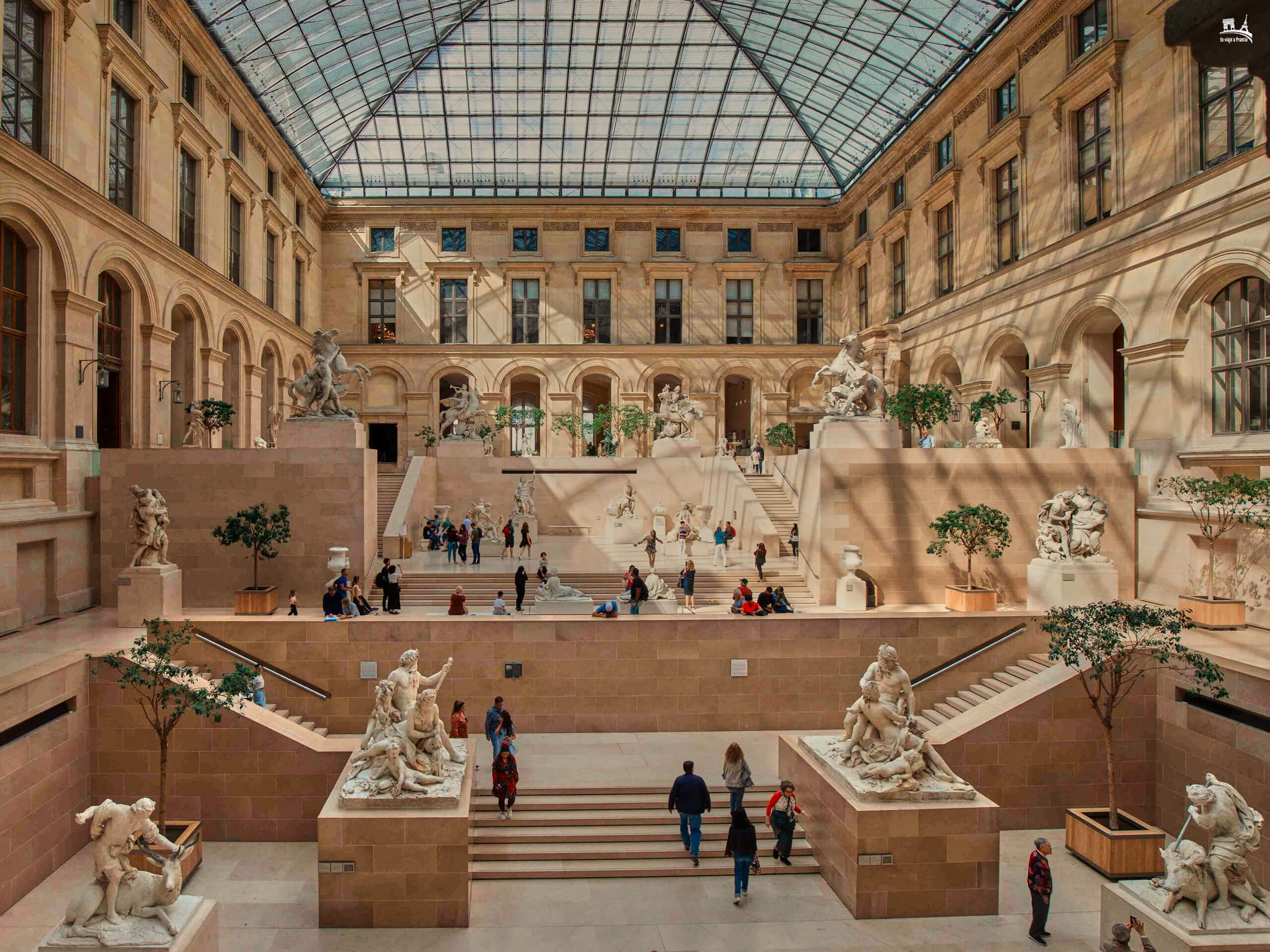 Interior del Museo del Louvre - Museos de París