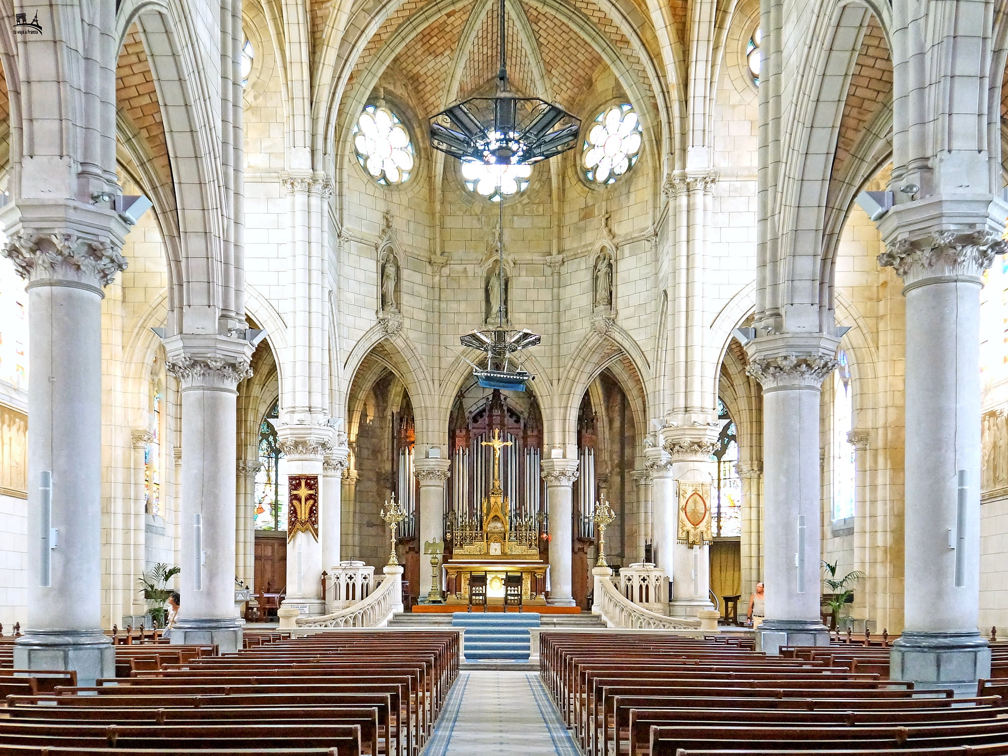 Interior de la iglesia de Santa Eugenia, que ver en Biarritz