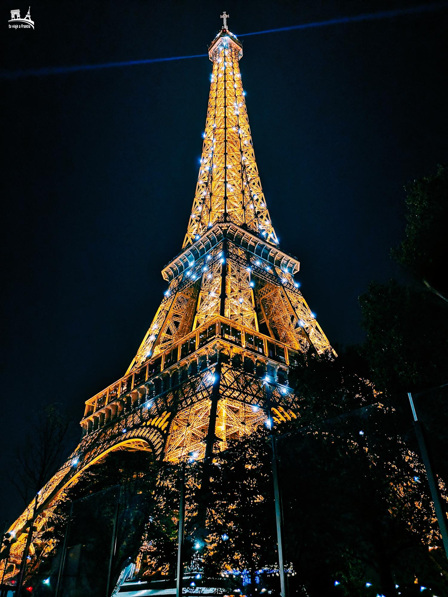Iluminación de la Torre Eiffel, París en Navidad