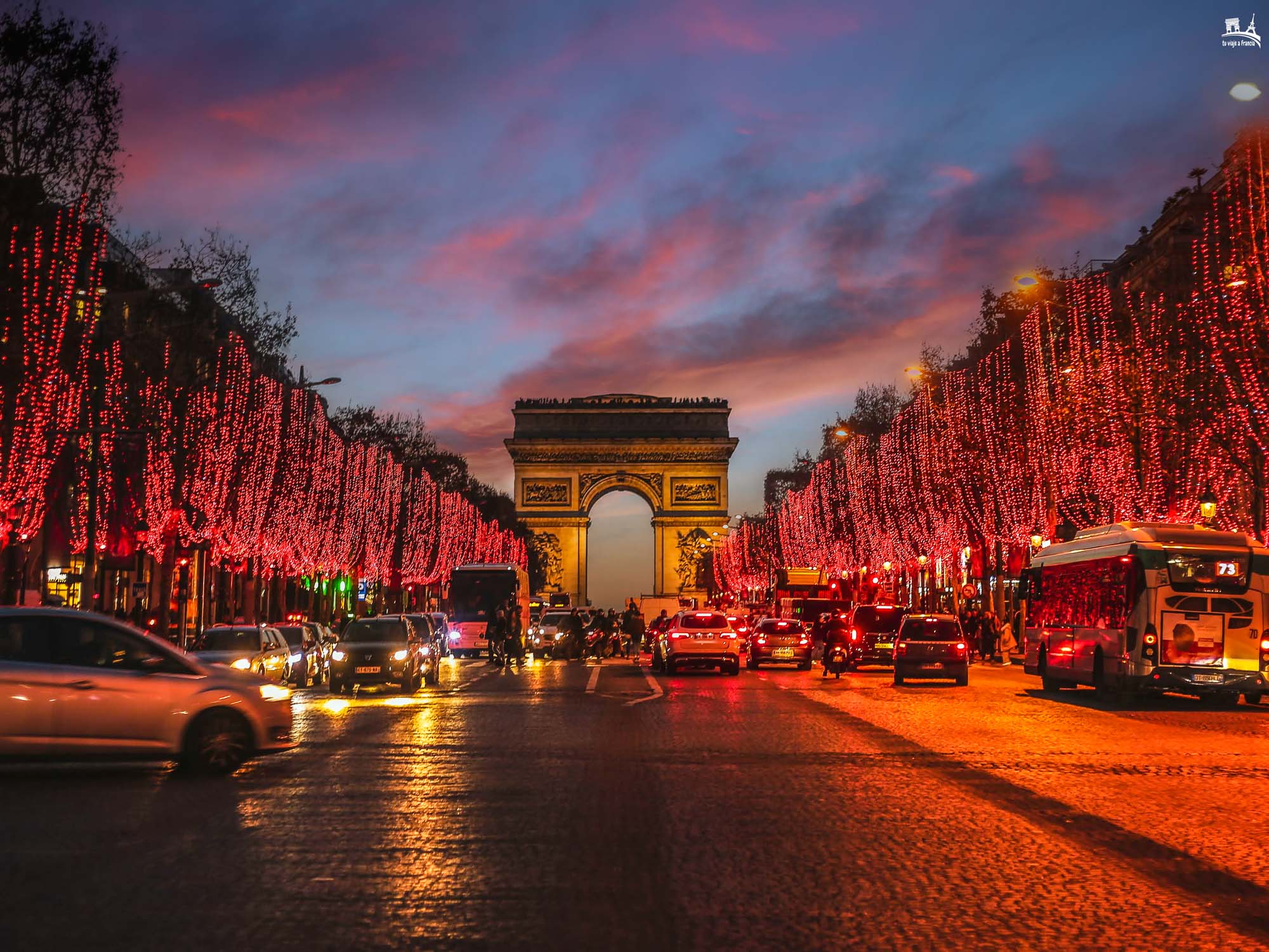 Iluminación navideña de la Avenida de los Campos Elíseos, París en Navidad