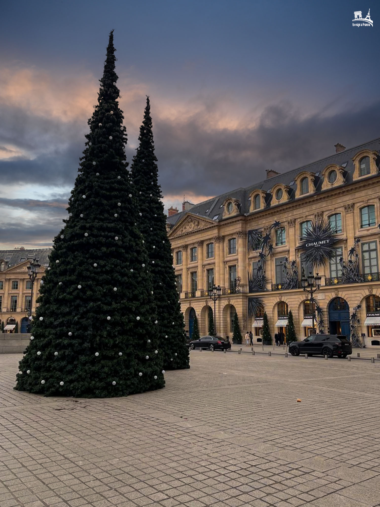 Iluminación navideña de la Plaza Vendôme, París en Navidad
