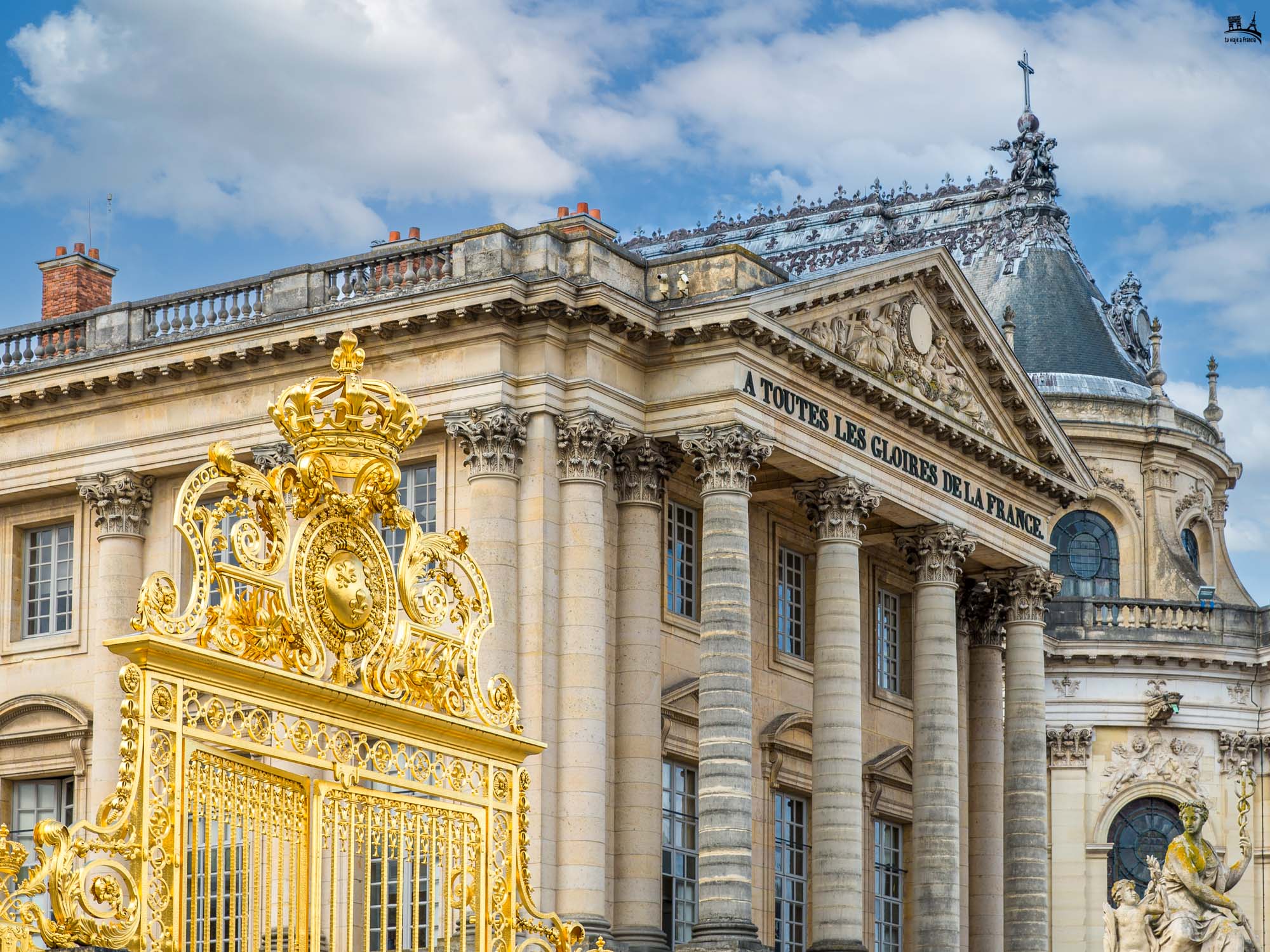 Verja dorada y exterior del Palacio de Versalles