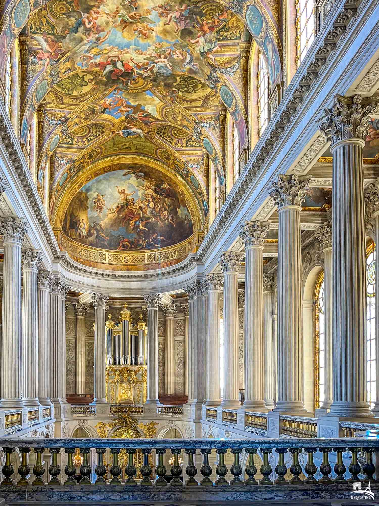 Vestíbulo superior de la Capilla del Palacio de Versalles