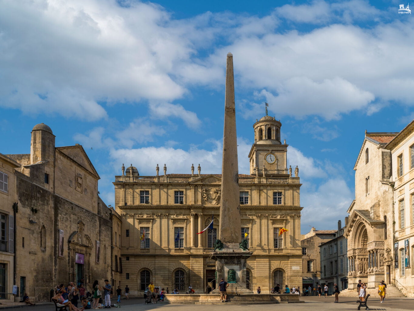 Plaza de la República, Qué ver en Arlés