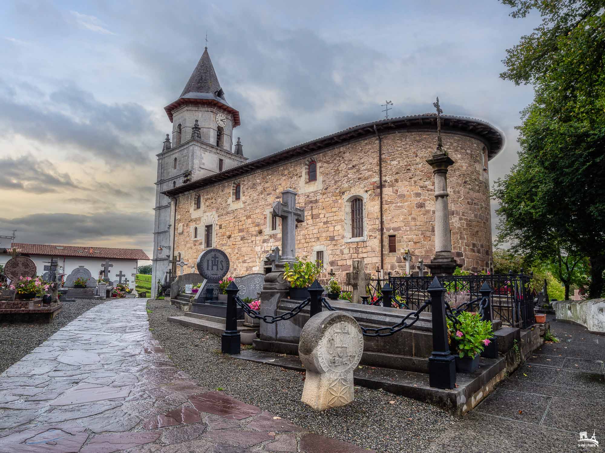 Iglesia y cementerio de Nuestra Señora de la Asunción Ainhoa