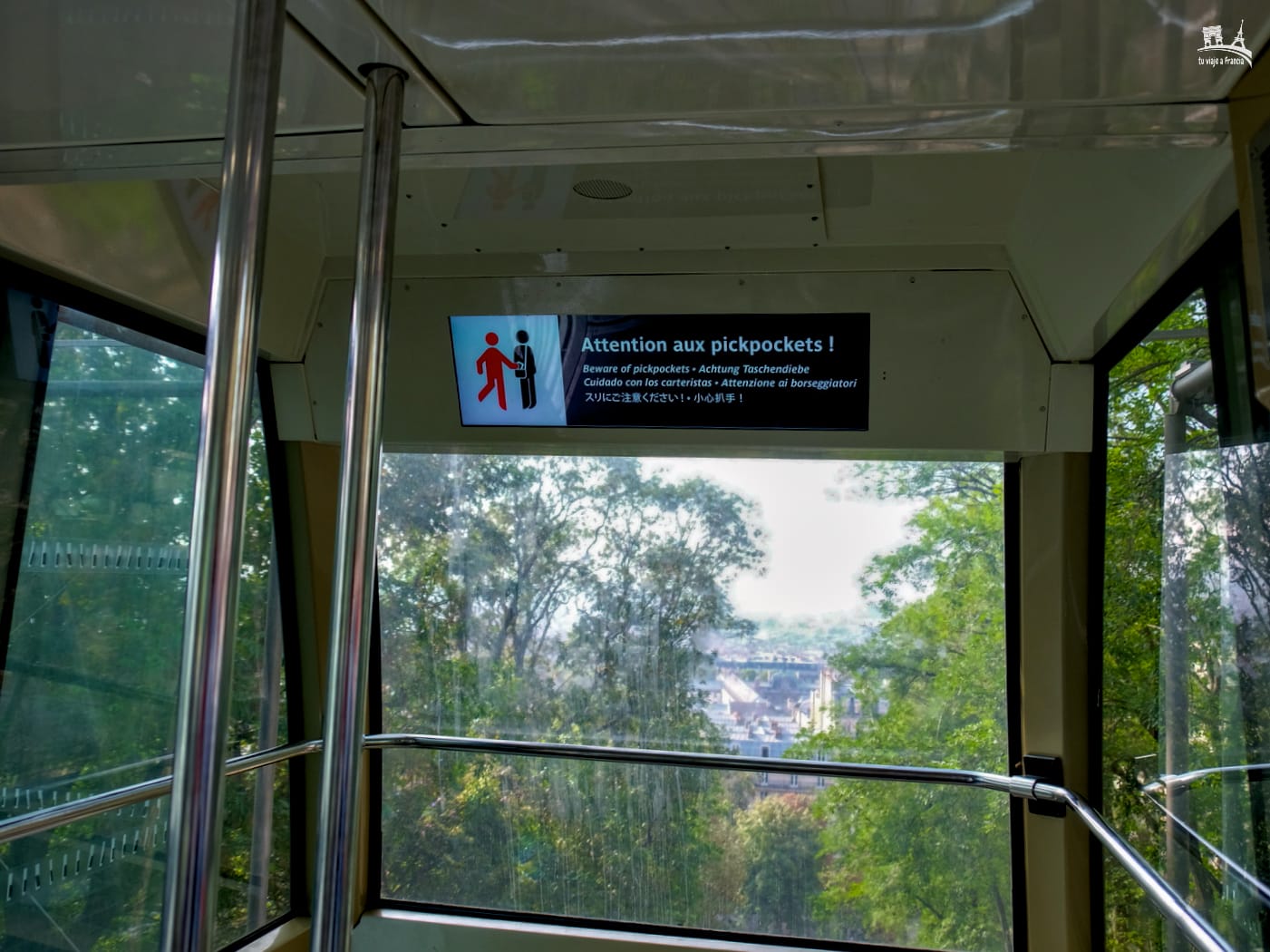 Aviso carteristas funicular a Montmartre París