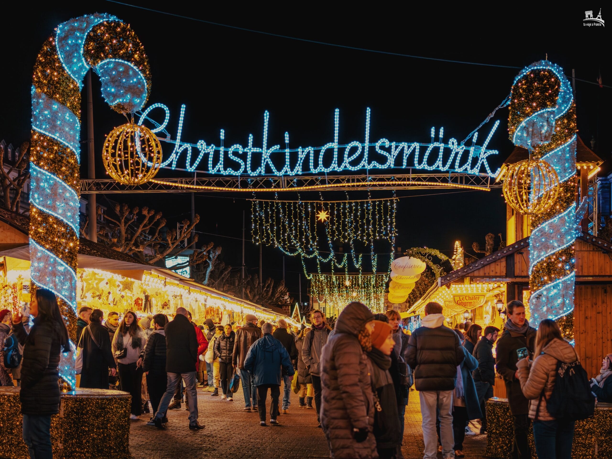 Mercado Christkindelsmärik de la Plaza Broglie Estrasburgo en Navidad