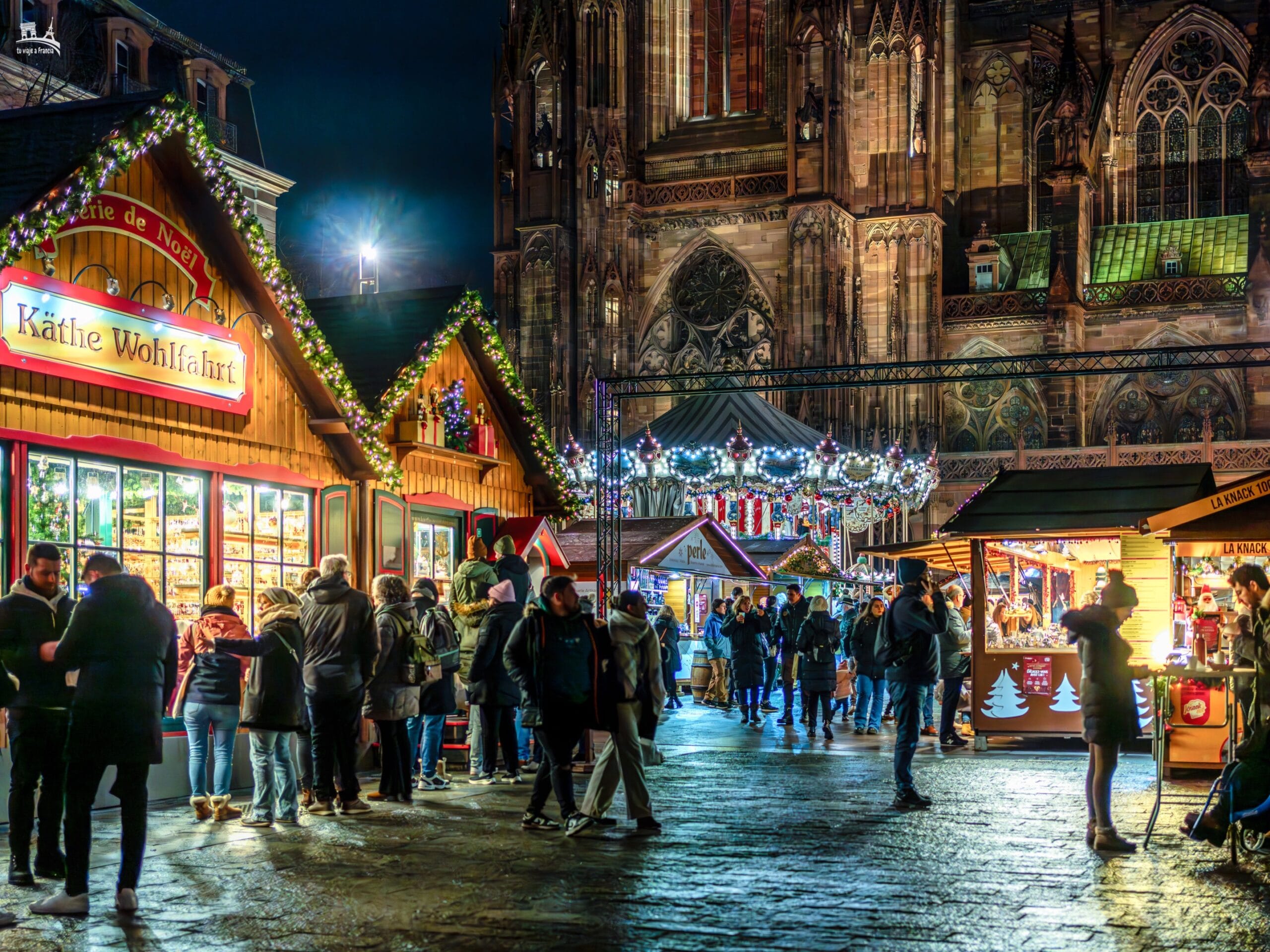 Mercado de la Plaza de la Catedral Estrasburgo en Navidad