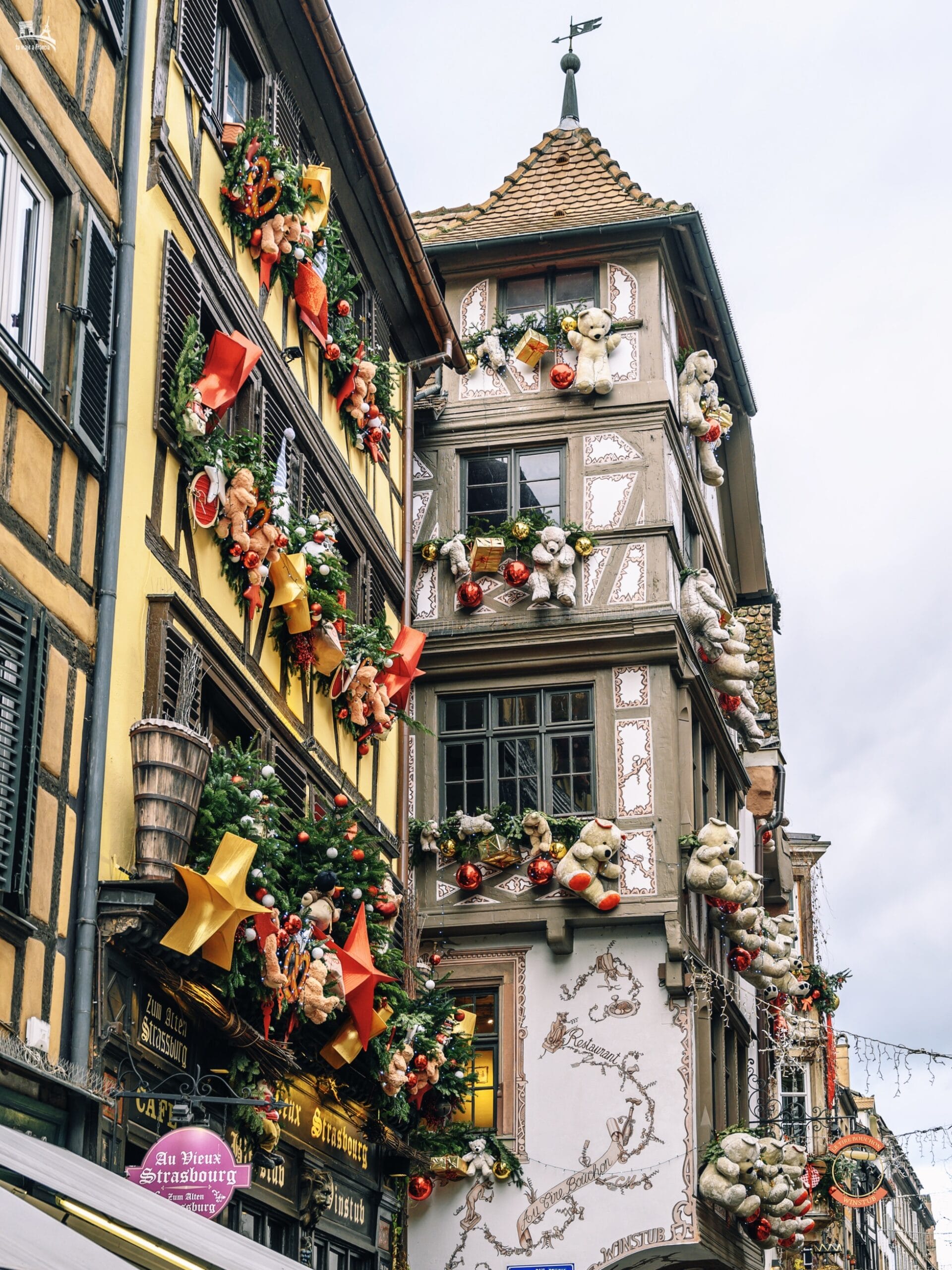 Fachada de osos del restaurante Le Tire-Bouchon de Estrasburgo en Navidad