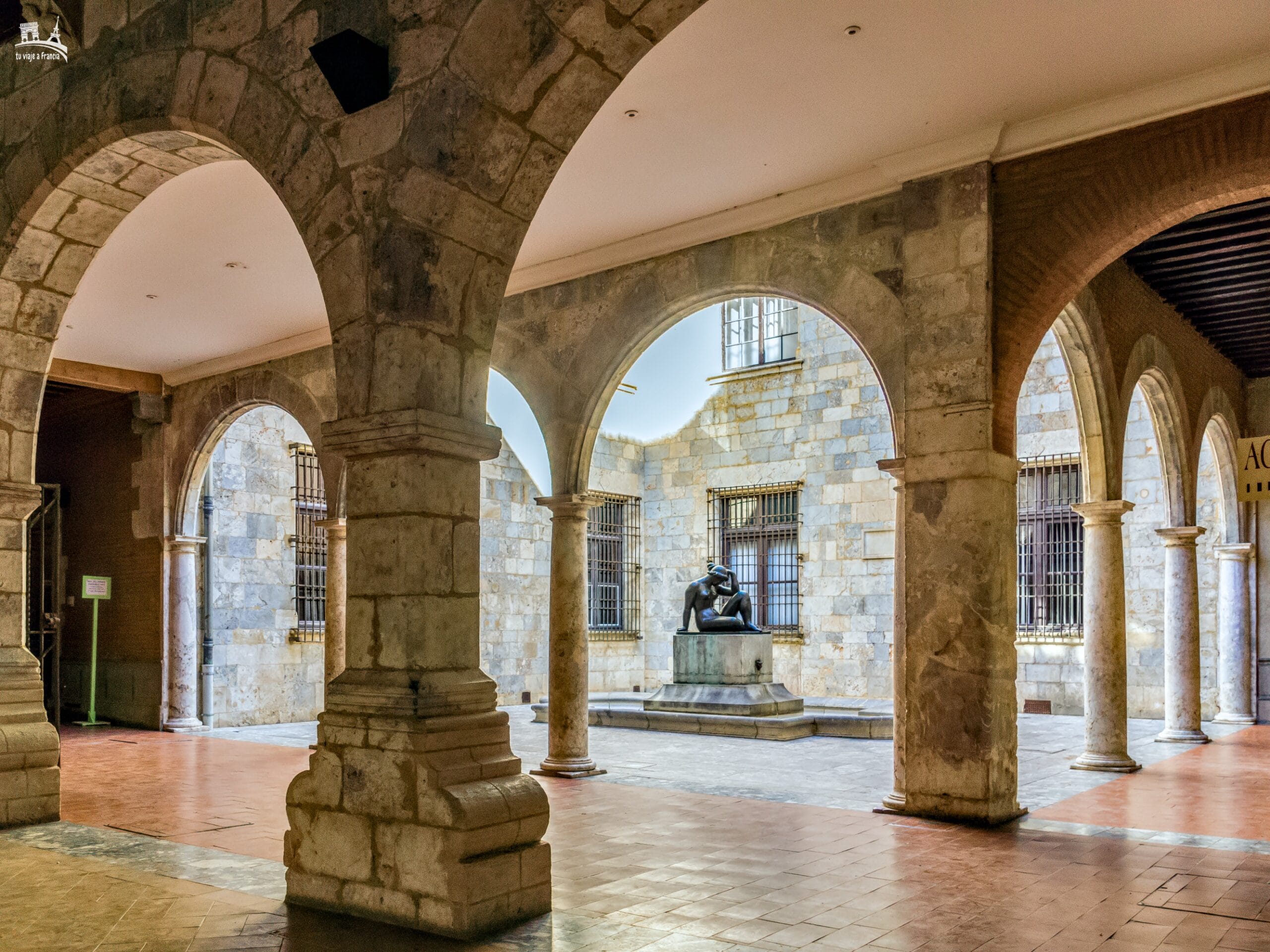 Patio del Ayuntamiento de Perpignan