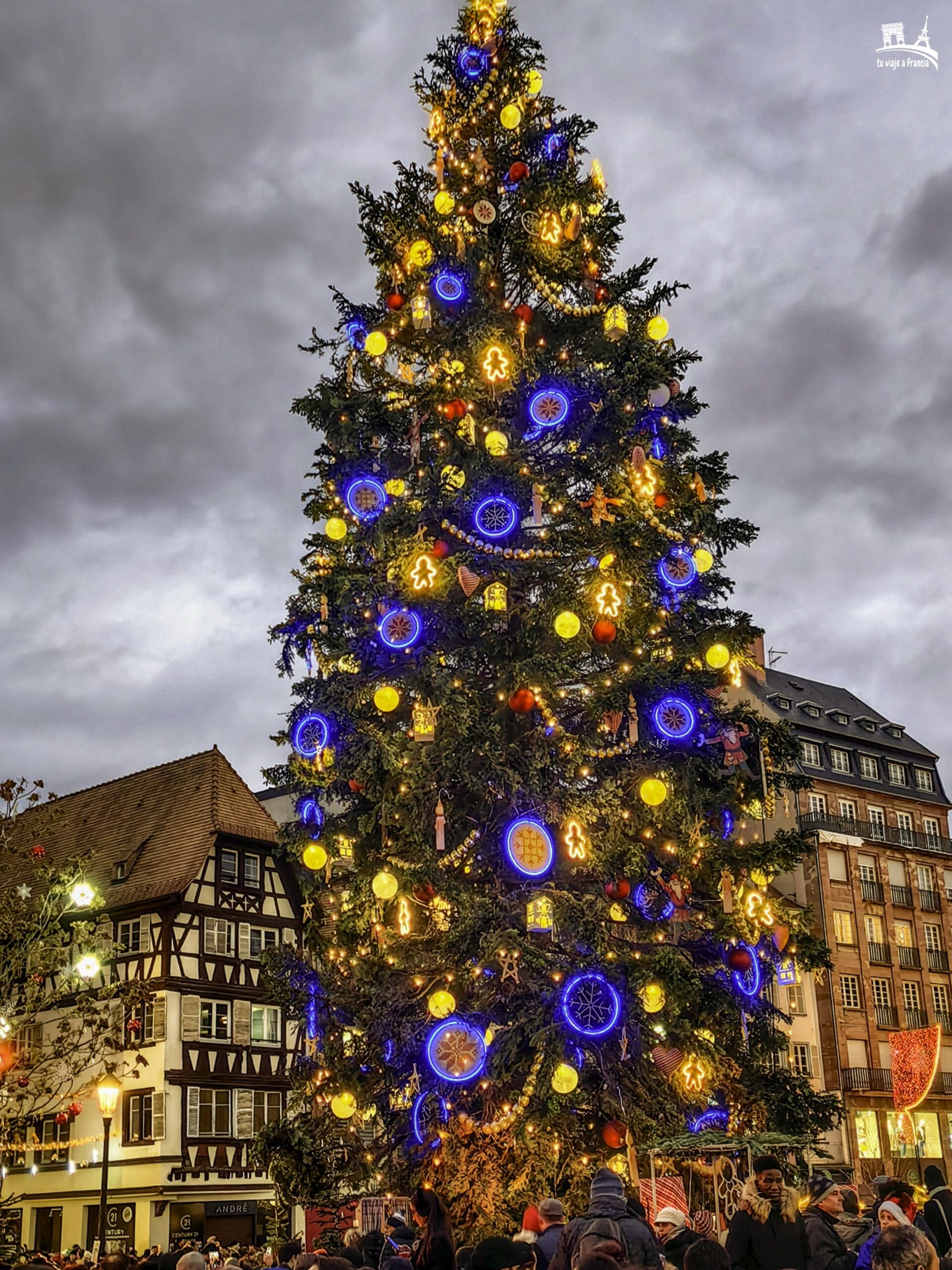 Árbol de Navidad la Place Kléber en Estrasburgo