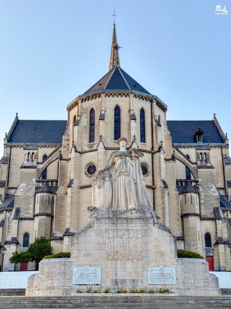 Exterior de la iglesia de San Martín de Pau