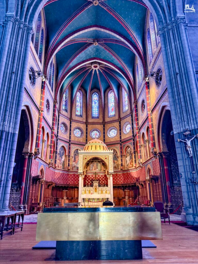Interior de la iglesia de San Martín de Pau