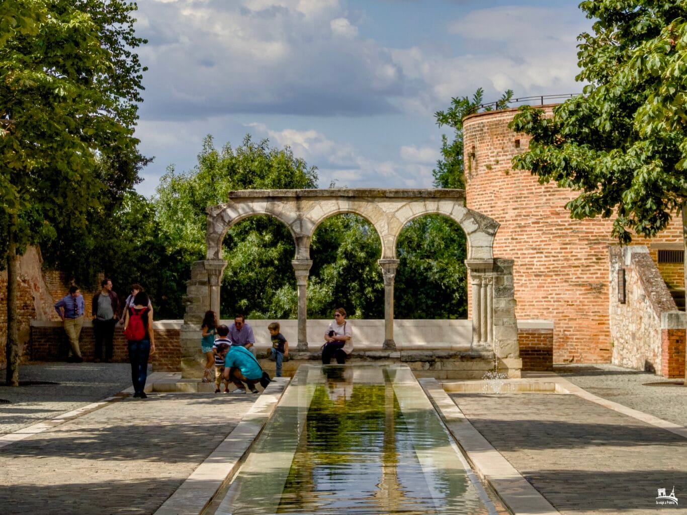 Restos del claustro de la antigua catedral románica de Albi