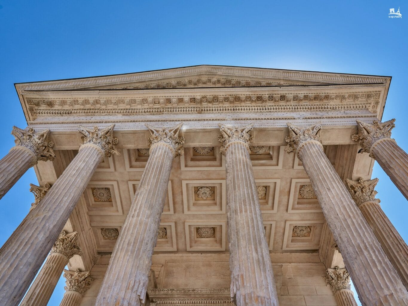 Columnas y friso de la Maison Carrée Nimes