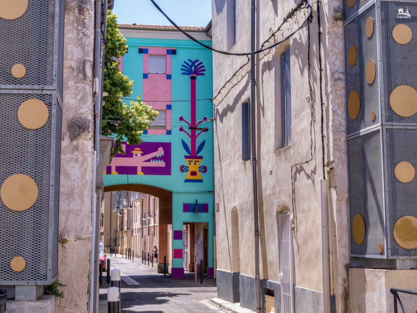 Mural del artista Guillaumit en la 9 Rue Flechier del Barrio de Gambetta Nimes