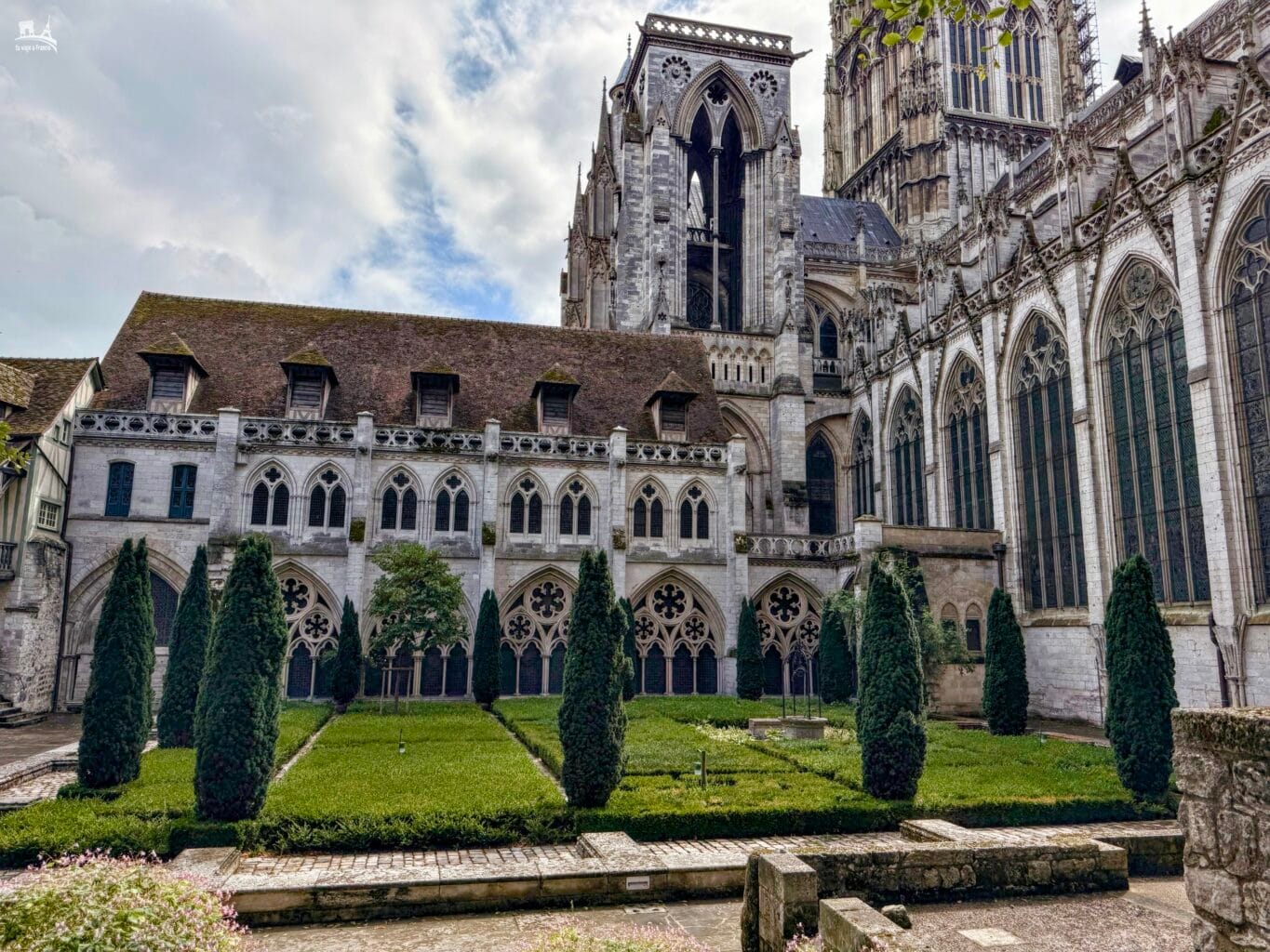 Jardines de la Cour d'Albane en la Catedral de Rouen
